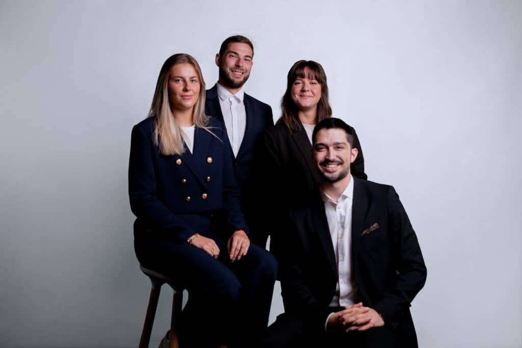 Équipe créative Origin Creative en réunion de brainstorming pour projet branding, web, SEO et formations