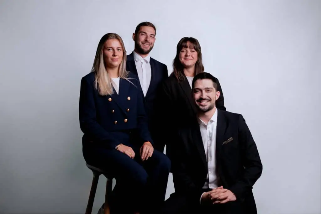 Équipe créative Origin Creative en réunion de brainstorming pour projet branding, web, SEO et formations