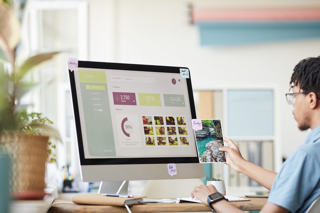 Dirigeant qui relit les pages de son site vitrine WordPress sur l'écran de son bureau